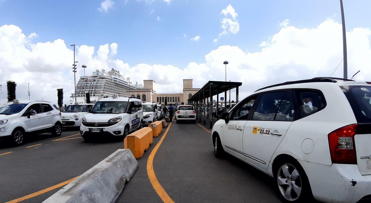 taxi napoli spunta il video cos236 furbi e abusivi aggirano le regole
