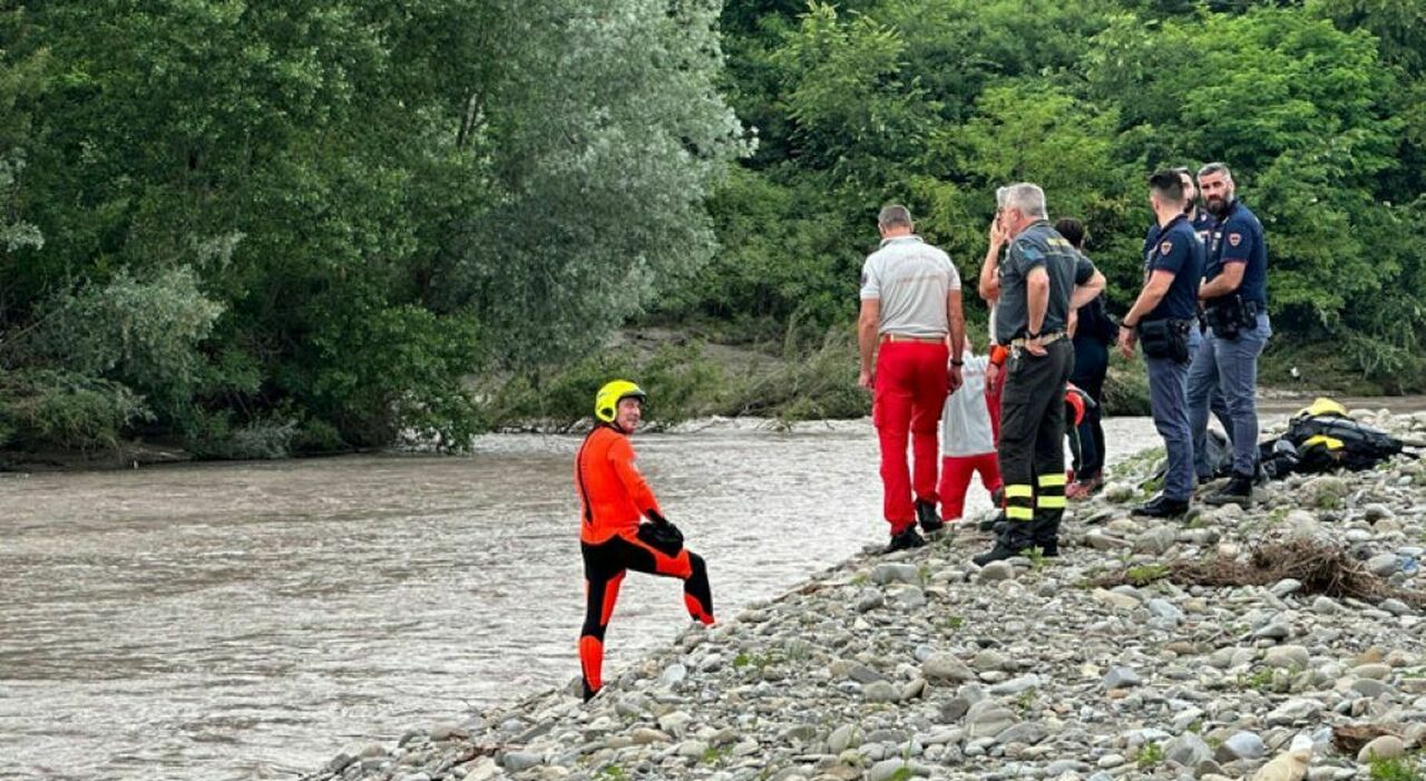 ragazzino di 13 anni si tuffa nel fiume secchia e muore non sapeva nuotare il dramma sotto gli occhi degli amici