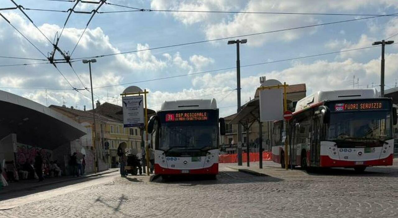 Conerobus, caos studenti. Corse tagliate e guasti, trema tutta la provincia di Ancona: «I ragazzi lasciati a piedi»