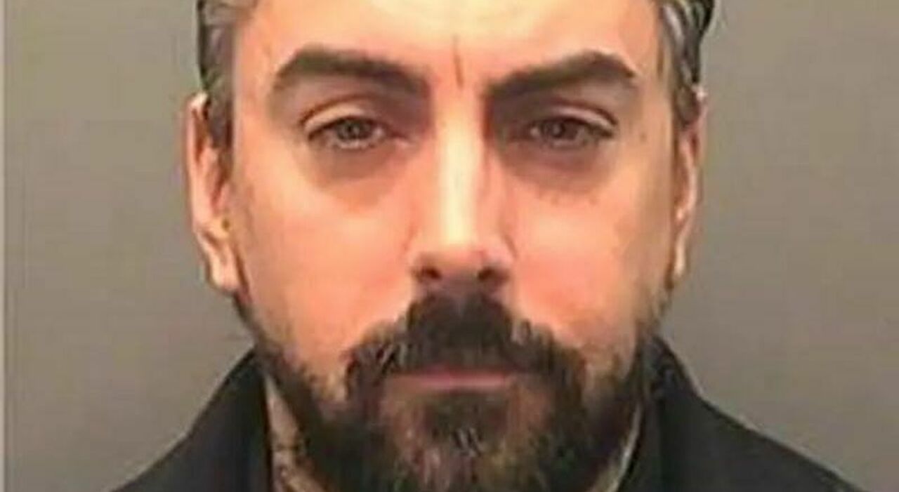 Ian Watkins ucciso in carcere dal compagno di cella: «Gli ha tagliato la gola». Il cantante era stato condannato a 29 anni per pedofilia