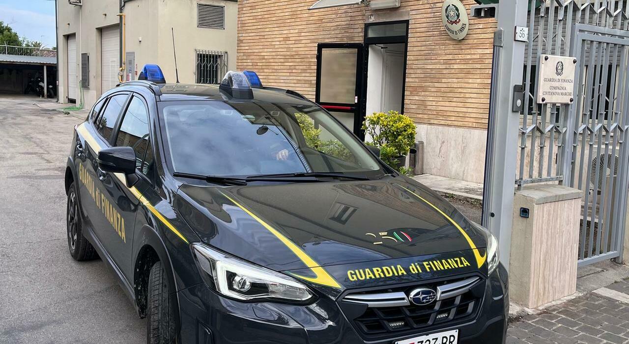 Viaggia con 13 chili di marijuana nel portabagagli: ex imprenditore insospettabile arrestato dalla Finanza a Civitanova