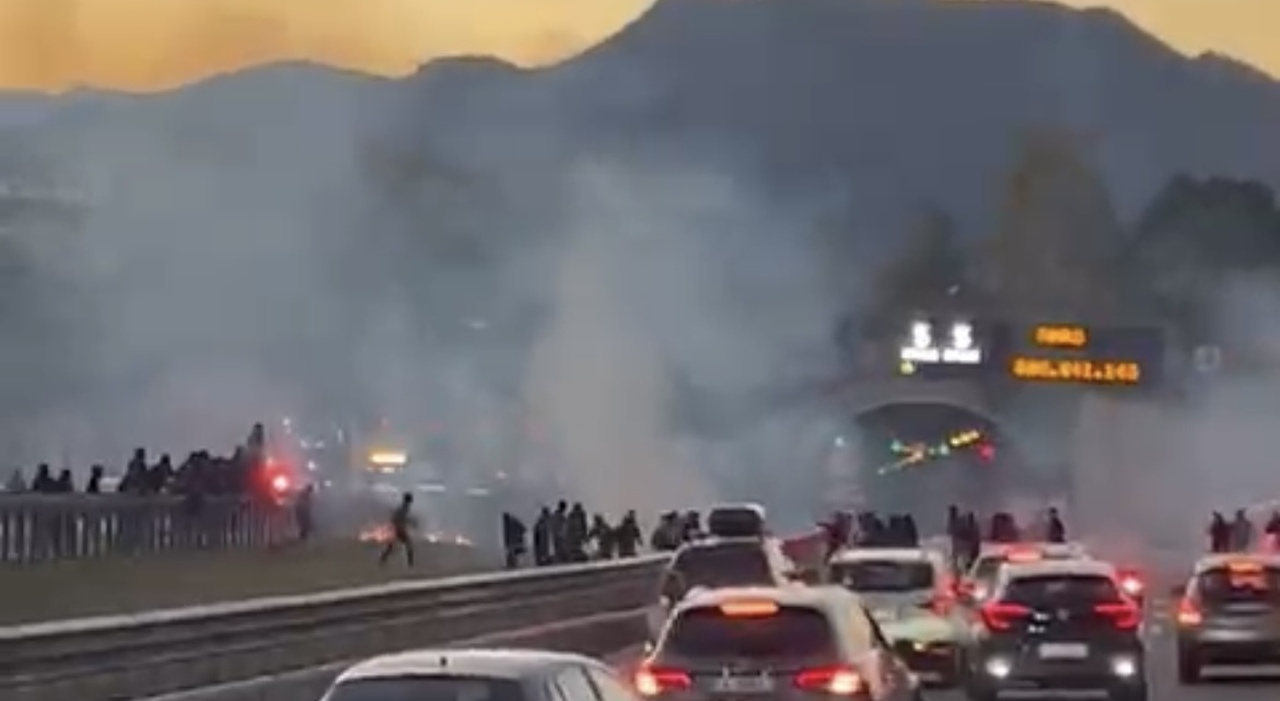 Scontri tra ultras del Catania e Casertana in autostrada, cosa è successo: i video e la ricostruzione