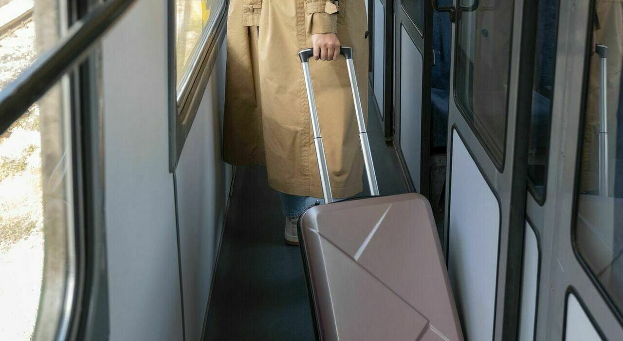 https://statics.cedscdn.it/photos/MED_HIGH/2025/10/12/9122629_12134914_8997260_05104947_furto_treno_ruba_valigie_10mila_euro_arresto_stazione_milano_centrale_oggi_5_8_2025.jpg