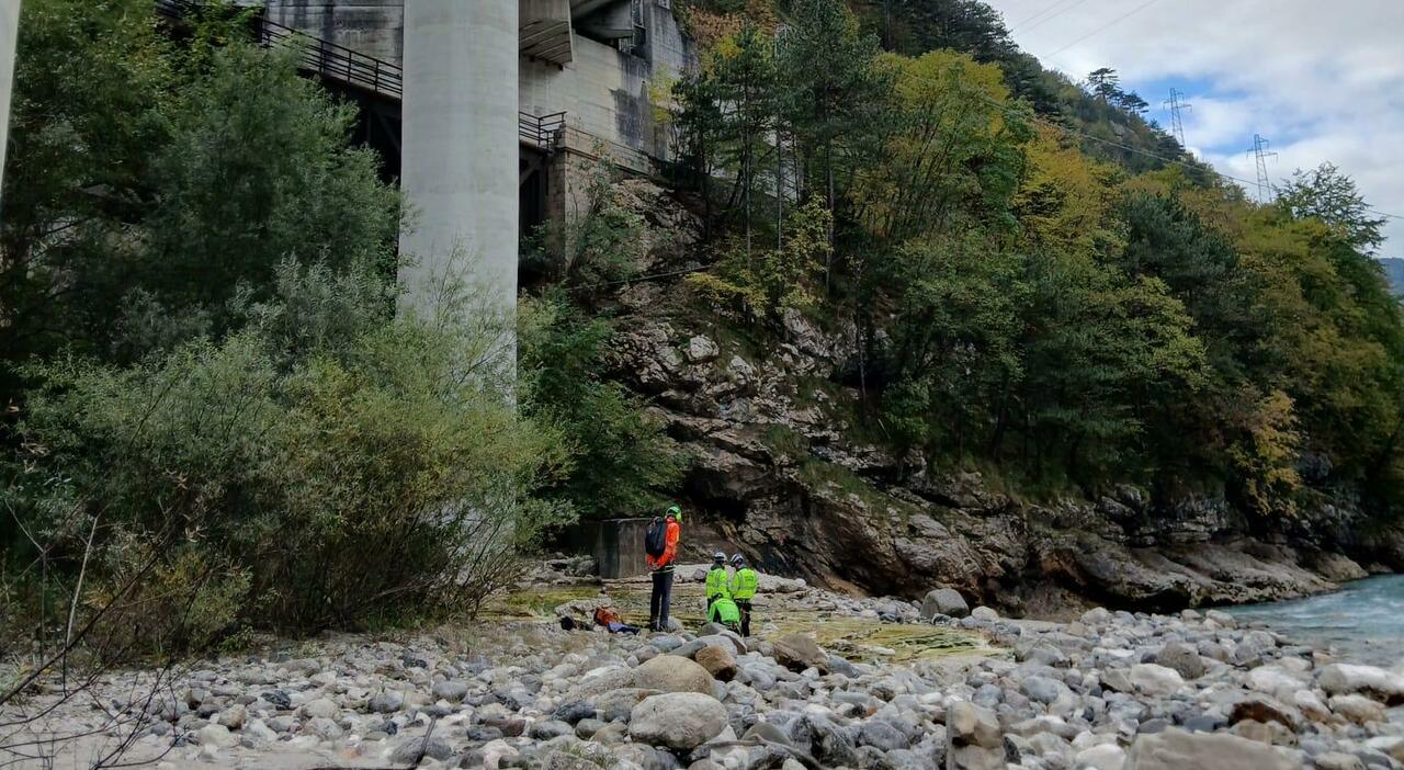 ingegnere di 35 anni fa un incidente in galleria lascia l auto e precipita dal viadotto dell autostrada a23 mistero sui motivi del gesto estremo