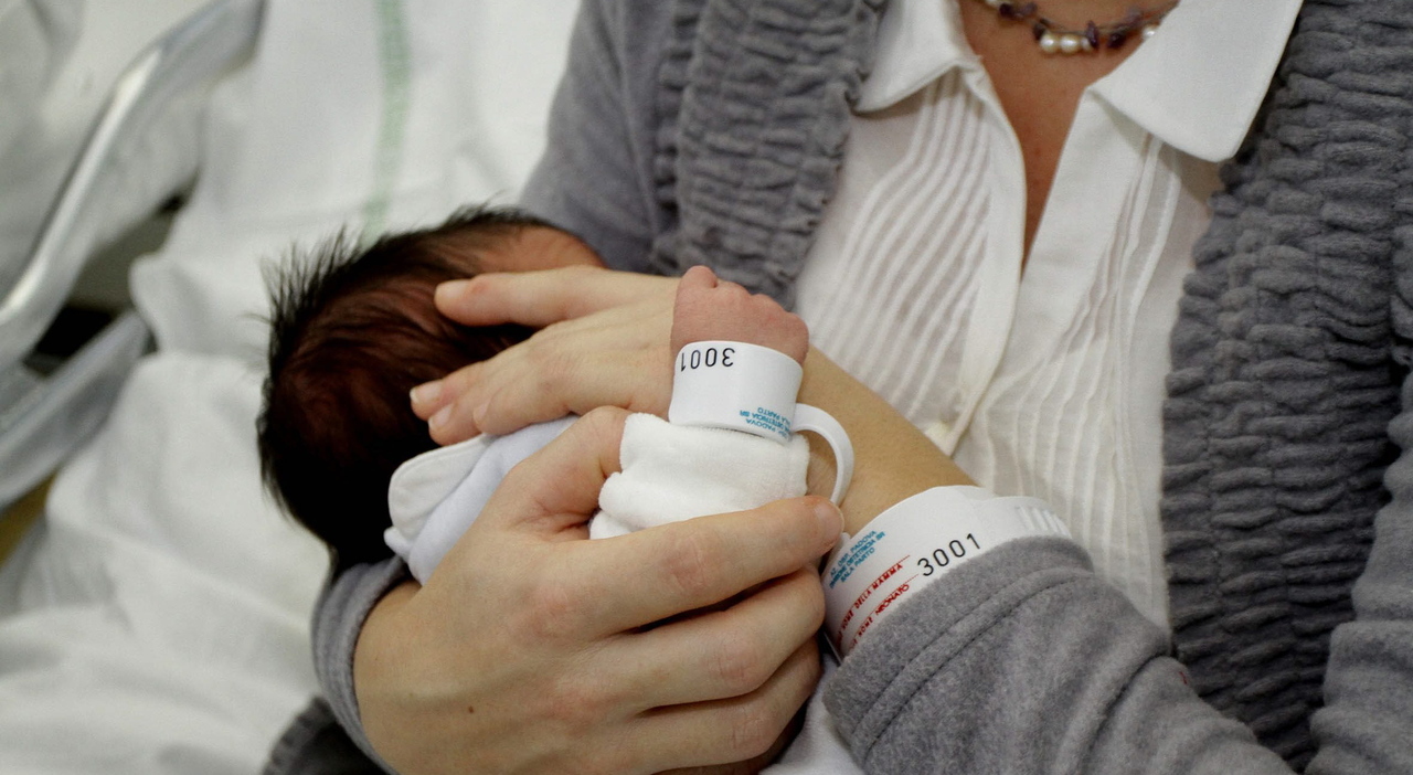 Neonata muore nel primo giorno di vita: choc emorragico fatale poche ore dopo il parto in casa