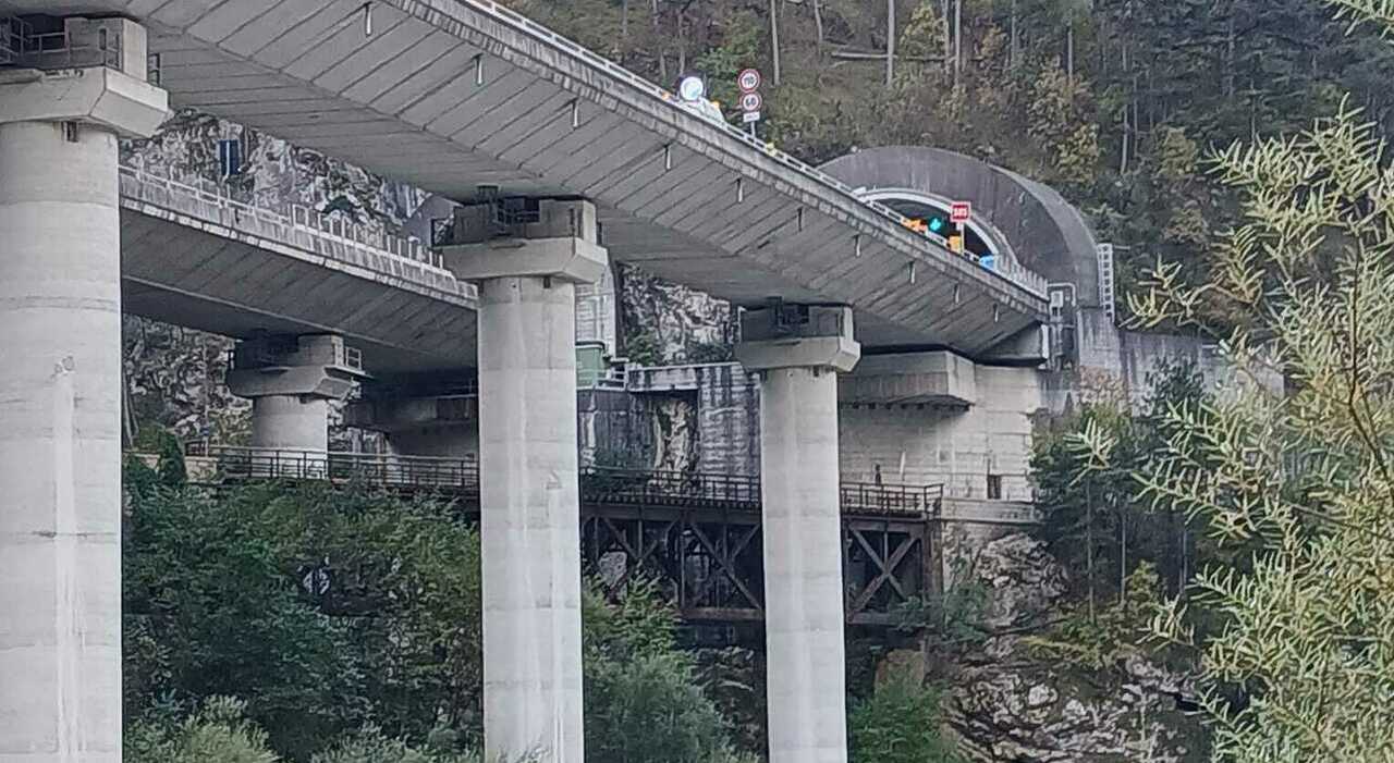 https://statics.cedscdn.it/photos/MED_HIGH/2025/10/13/9124216_13101631_incidente_autostrada_a23_auto_galleria_35enne_feltre_si_lancia_viadotto_chiusaforte_13_10_2025.jpg