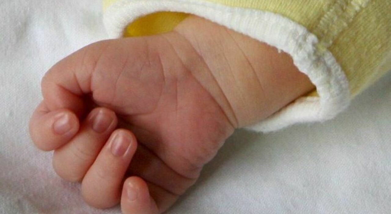 Neonata muore poche ore dopo il parto in casa: «I soccorsi chiamati dalle ostetriche abusive». Scattano le indagini Neonata muore poche ore dopo il parto in casa: «I soccorsi chiamati dalle ostetriche abusive». Scattano le indagini
