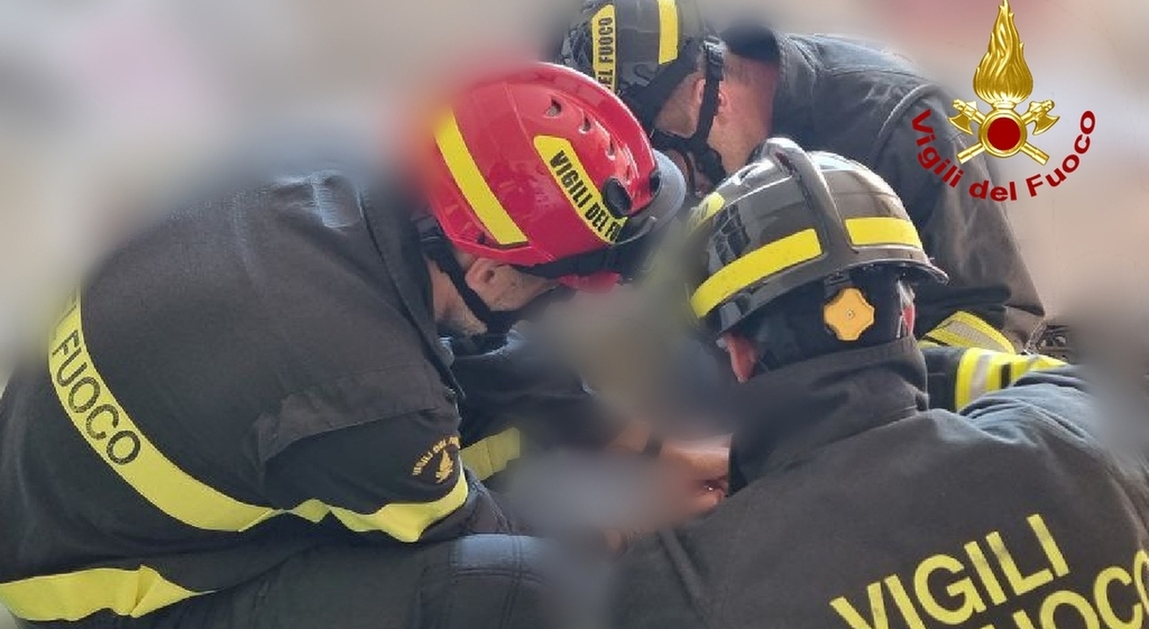 https://statics.cedscdn.it/photos/MED_HIGH/2025/10/13/9124542_13123322_bambina_incastrata_testa_gambe_tavolino_salvata_vigili_del_fuoco_pordenone.jpg