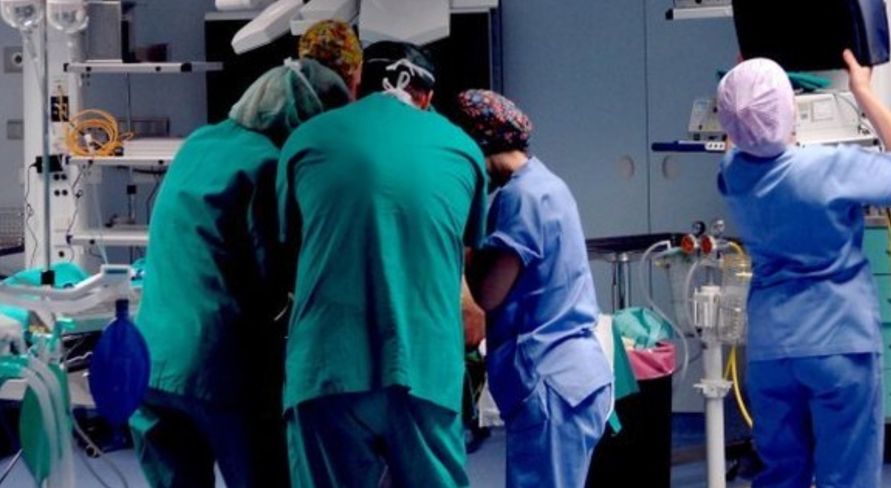 https://statics.cedscdn.it/photos/MED_HIGH/2025/10/13/9124656_13162555_garza_addine_dopo_parto_cesareo_assolti_medici_infermieri_ospedale_san_paolo_bari_oggi_13_10_2025.jpg