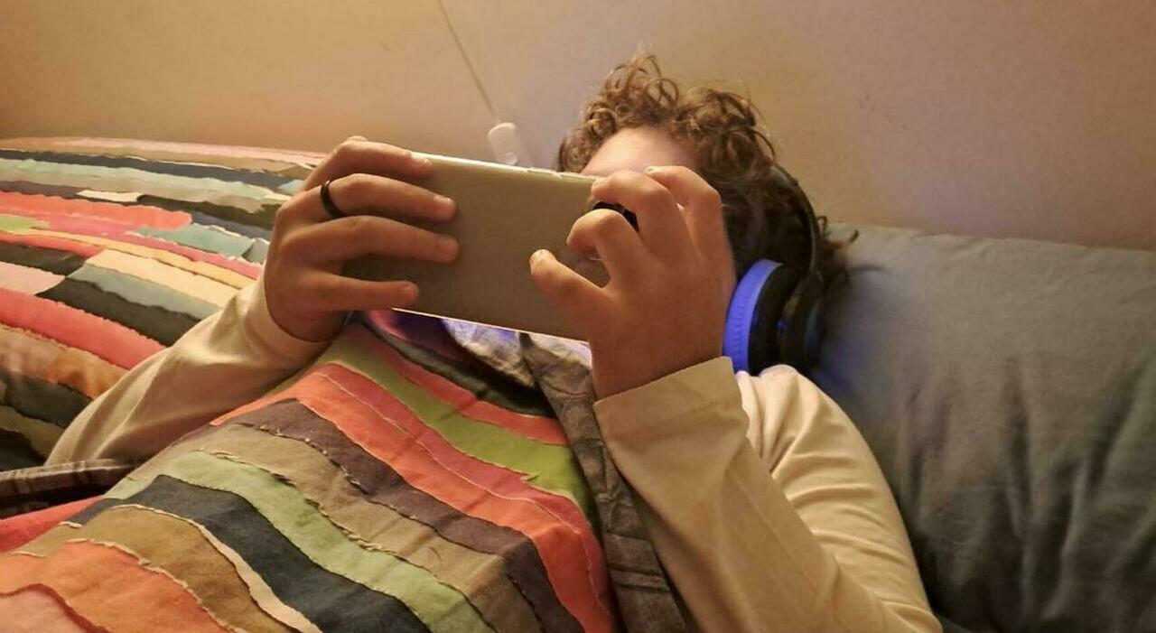 Adolescenti iperconnessi, uno su due sta più di tre ore online. E 1 su 4 ha incontrato di persona qualcuno conosciuto solo in rete Adolescenti iperconnessi, uno su due sta più di tre ore online. E 1 su 4 ha incontrato di persona qualcuno conosciuto solo in rete
