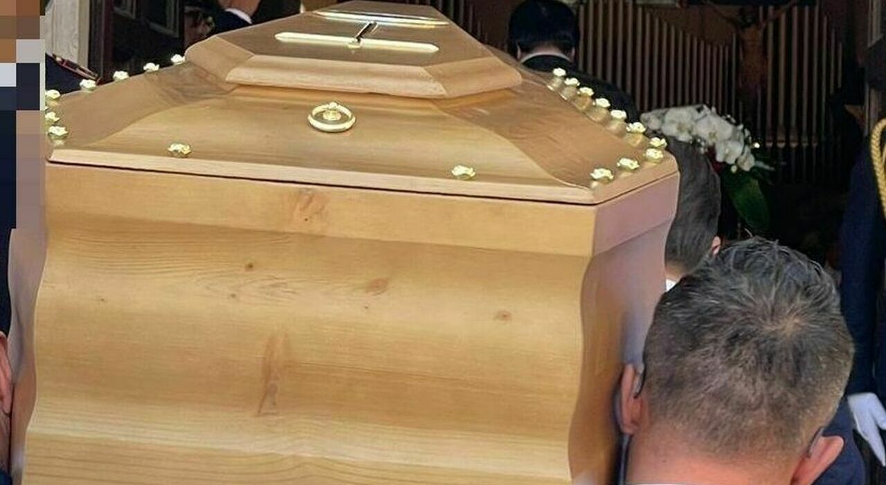 incidente al funerale portatore inciampa si apre la bara all uscita della chiesa sconcerto nel salento