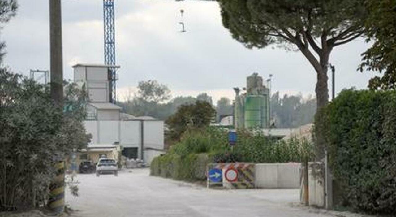 Corridonia, cede parete di terra, travolto escavatore con un operaio: incidente sul lavoro alla Rita Calcestruzzi, si cerca di estrarre l