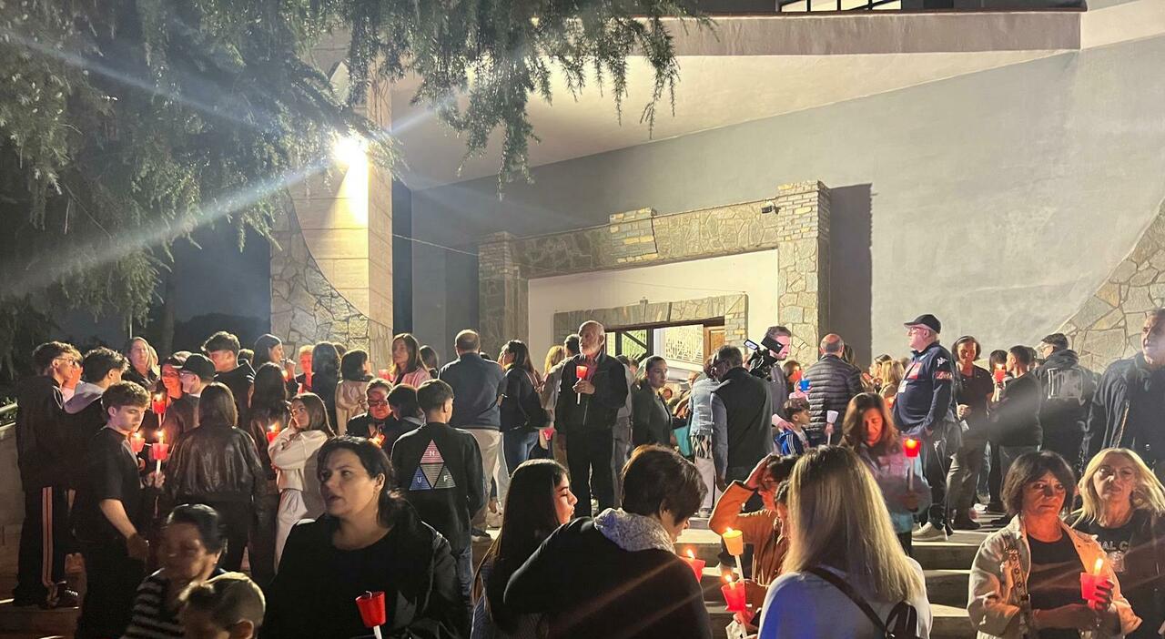 Caivano, fiaccolata al Parco Verde. Don Patriciello: «Il male si denuncia per amore del bene». Il prefetto di Bari: «Qui lo Stato è presente» Caivano, fiaccolata al Parco Verde. Don Patriciello: «Il male si denuncia per amore del bene». Il prefetto di Bari: «Qui lo Stato è presente»