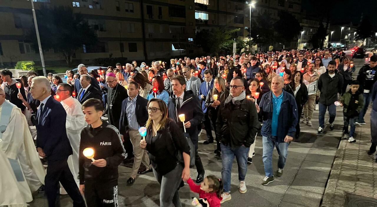 Caivano, fiaccolata al Parco Verde, don Patriciello e il proiettile: «Voglio bene a Vittorio, ma dica chi lo ha mandato» Caivano, fiaccolata al Parco Verde, don Patriciello e il proiettile: «Voglio bene a Vittorio, ma dica chi lo ha mandato»
