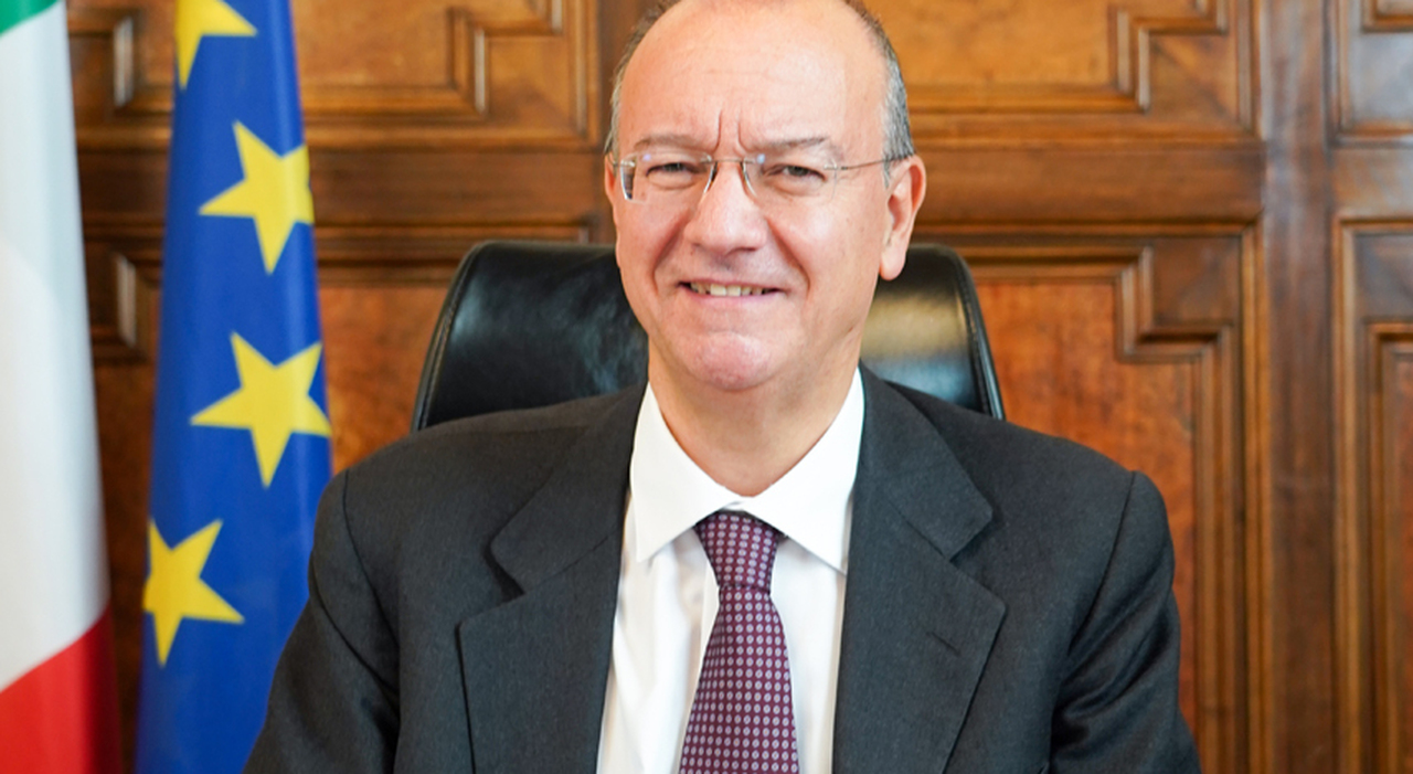 https://statics.cedscdn.it/photos/MED_HIGH/2025/10/13/9125108_13231104_ministro_valditara.jpg