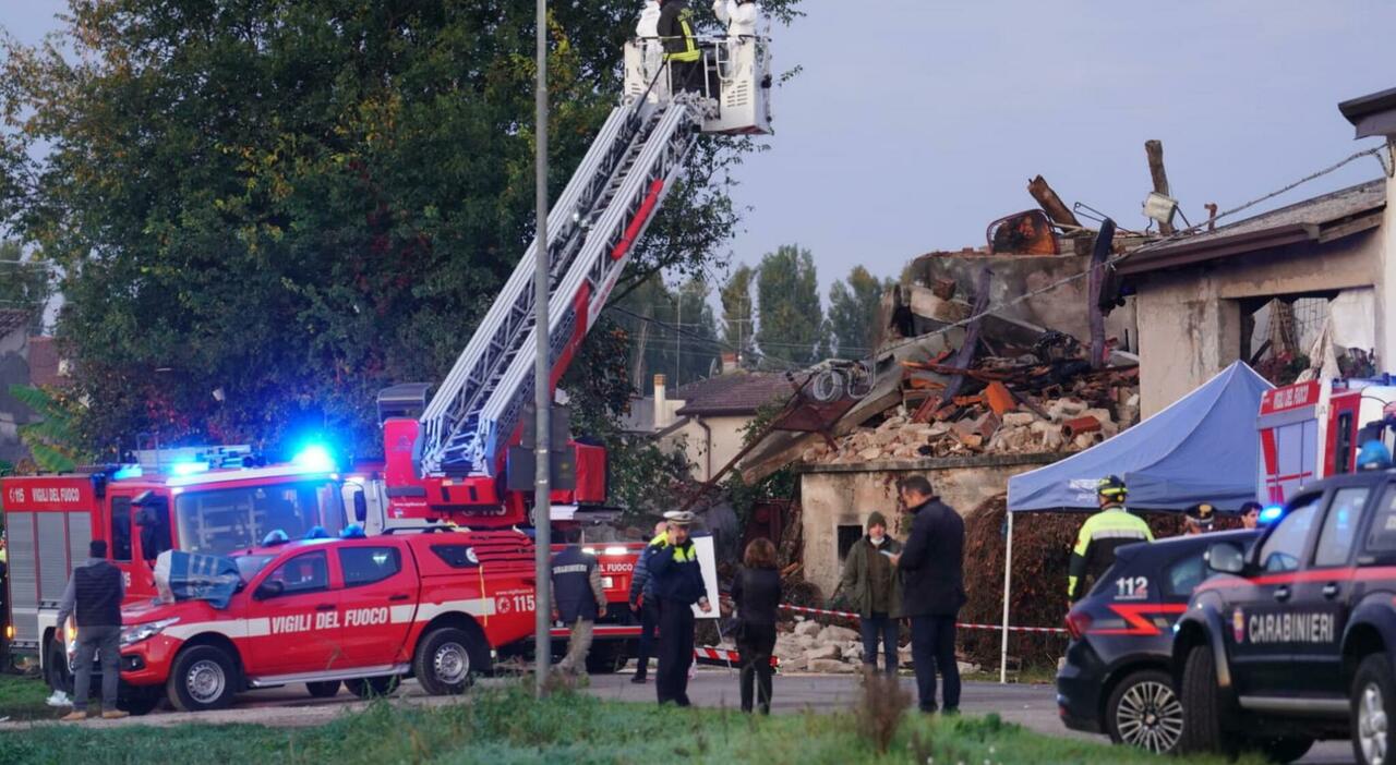 esplosione durante sgombero di un abitazione a castel d azzano morti 3 carabinieri e 13 feriti fermati fratello e sorella lei ha provocato la deflagrazione