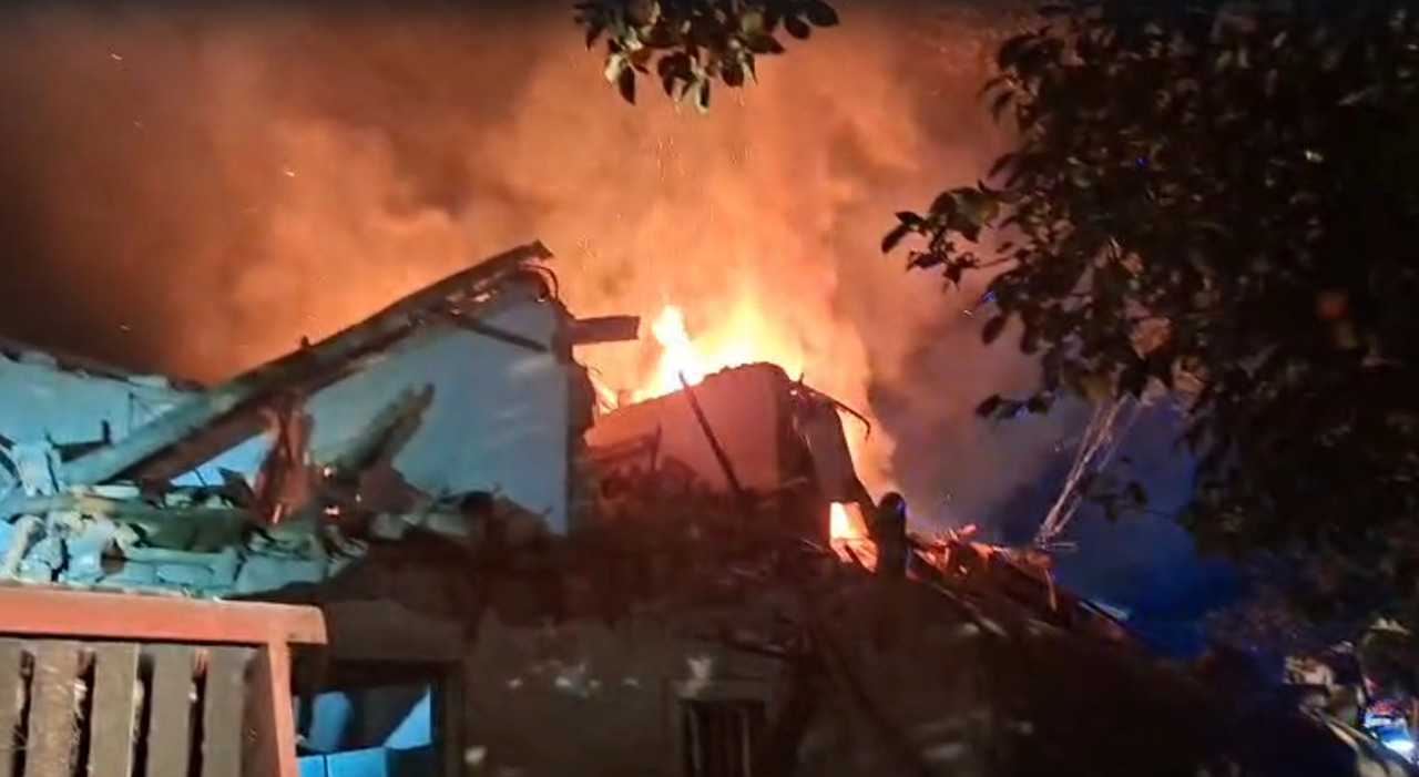 Esplosione durante lo sgombero di una palazzina a Castel d Esplosione durante lo sgombero di una palazzina a Castel d
