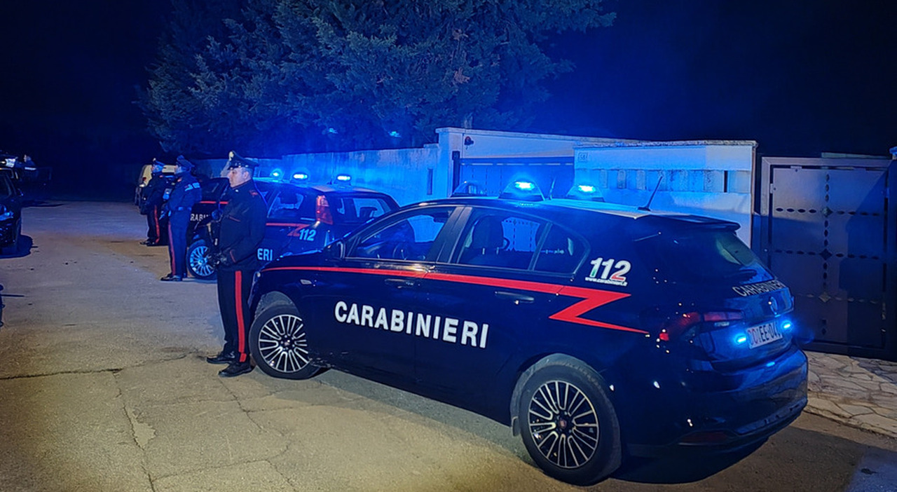 spari nel salento crivellata di colpi la porta di casa di un commerciante