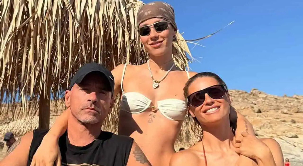https://statics.cedscdn.it/photos/MED_HIGH/2025/10/14/9126327_14095301_eros_e_aurora_ramazzotti_michelle_hunziker_1.jpg