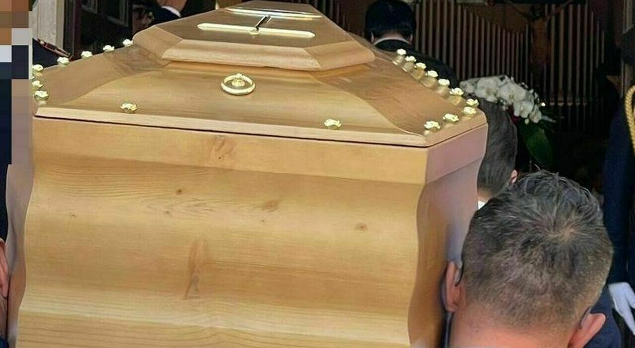 https://statics.cedscdn.it/photos/MED_HIGH/2025/10/14/9126361_14100519_bara_si_apre_al_funerale_lecce.jpg