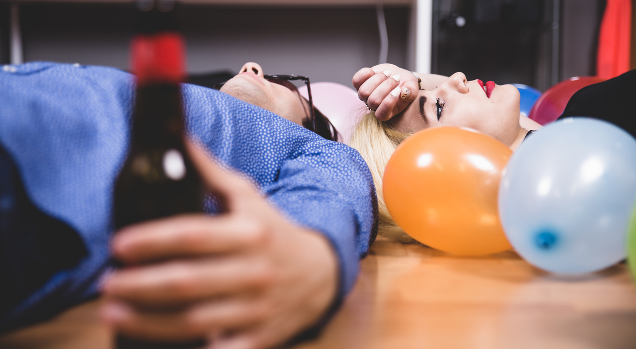 https://statics.cedscdn.it/photos/MED_HIGH/2025/10/14/9126505_14114642_laying_down_with_balloons_beer.jpg