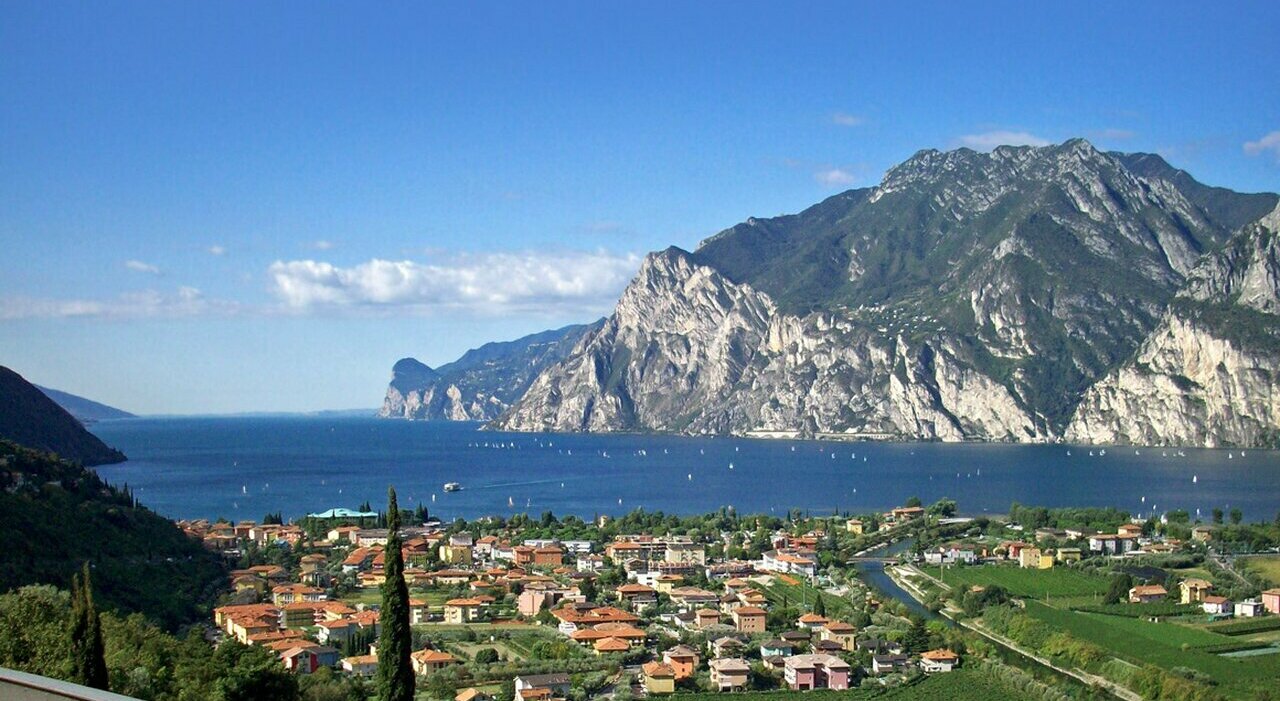 https://statics.cedscdn.it/photos/MED_HIGH/2025/10/14/9126581_14125110_b_0199_torbole_panorama_e_lago_di_garda.jpg