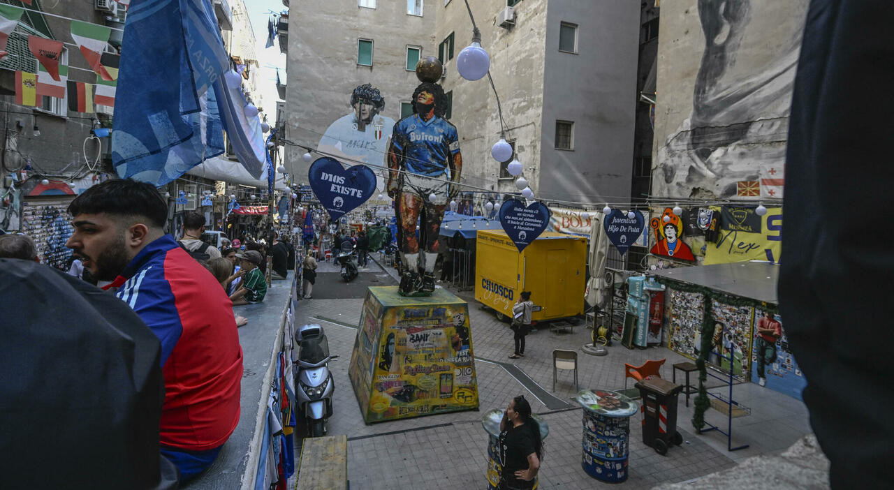 Napoli, sequestro al murales di Maradona e accesso interdetto all Napoli, sequestro al murales di Maradona e accesso interdetto all
