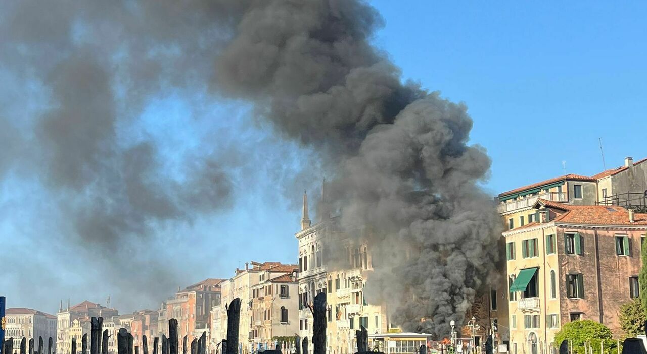 https://statics.cedscdn.it/photos/MED_HIGH/2025/10/14/9126713_14152109_incendio_barca_canal_grande_gru_san_silvestro.jpg