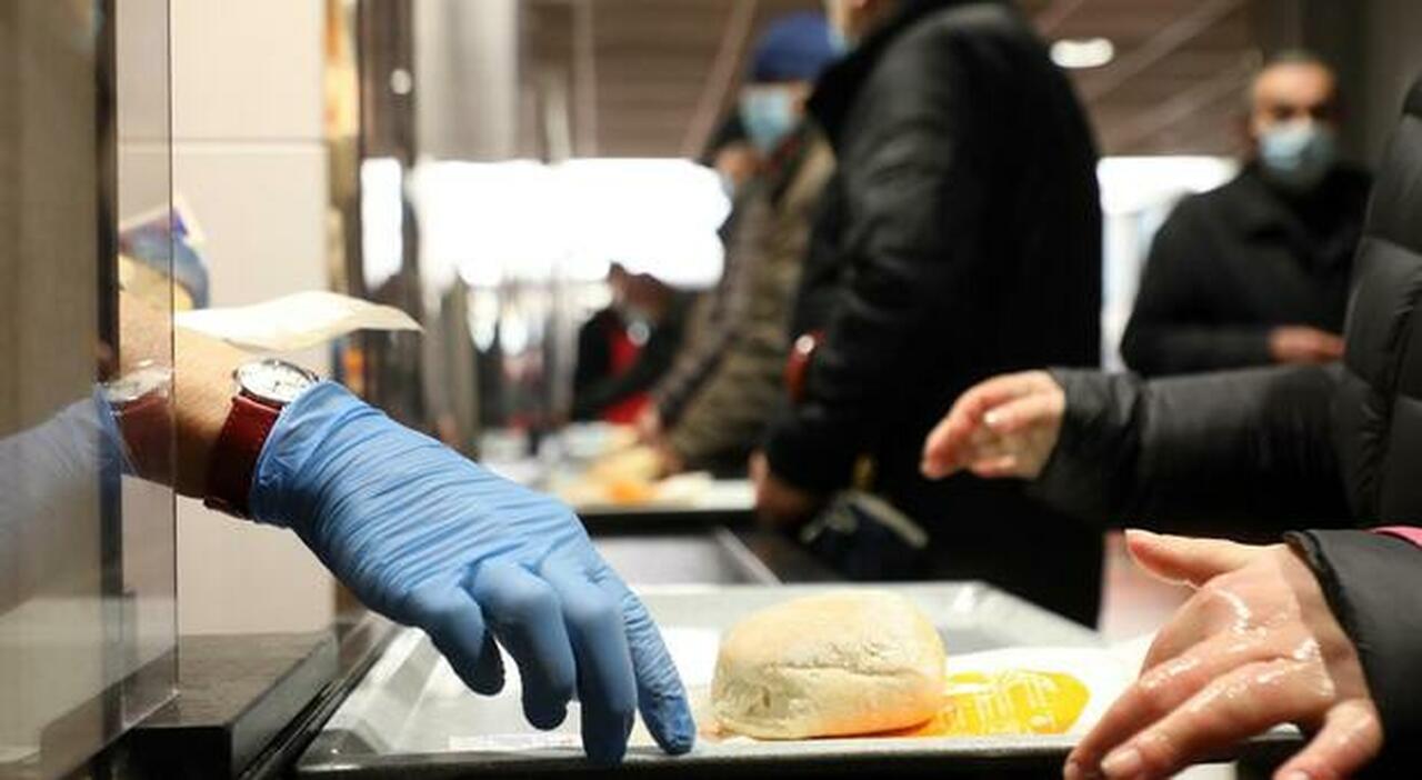 Italiani al verde, in povertà assoluta 2,2 milioni di famiglie: operai in bolletta. Dove si fa più fatica Italiani al verde, in povertà assoluta 2,2 milioni di famiglie: operai in bolletta. Dove si fa più fatica