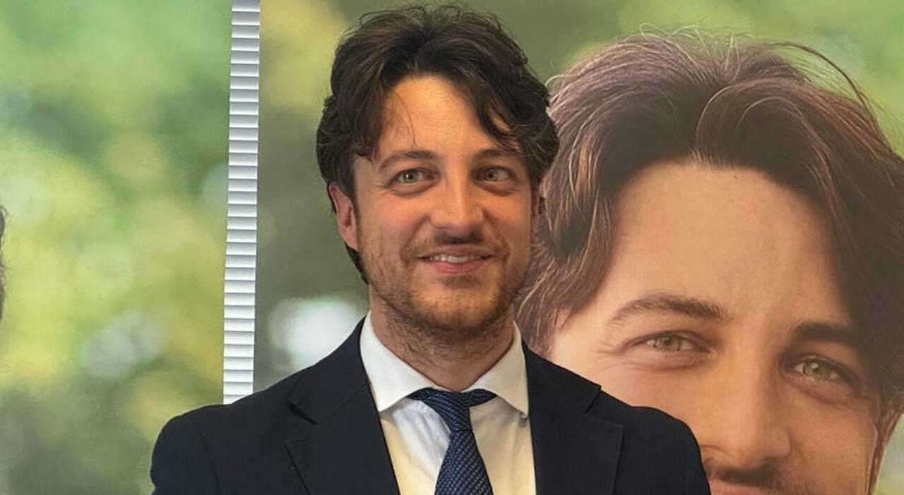 Alberto Stefani, due mani strette sulla copertina e 195 pagine di appunti presi a mano ai gazebo: il programma del candidato presidente della Regione Veneto