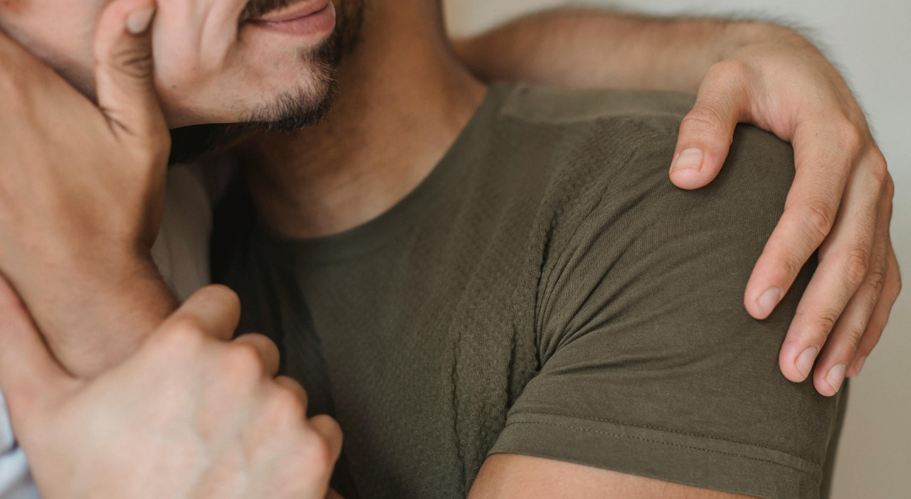 Gang lo adesca mentre cerca incontri gay sulle chat, poi i 20enni si presentano all