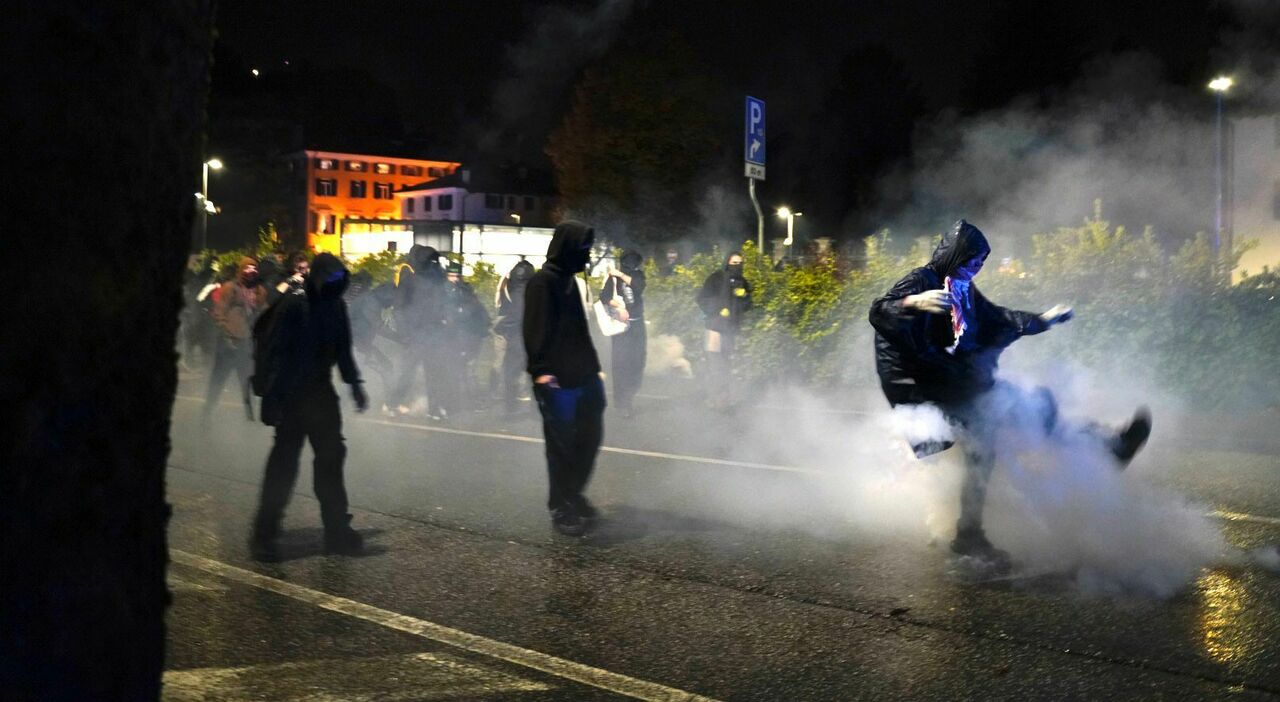 https://statics.cedscdn.it/photos/MED_HIGH/2025/10/14/9127155_14210557_italia_israele_scontri_propal_polizia_idranti_petardi_cosa_succede.jpg