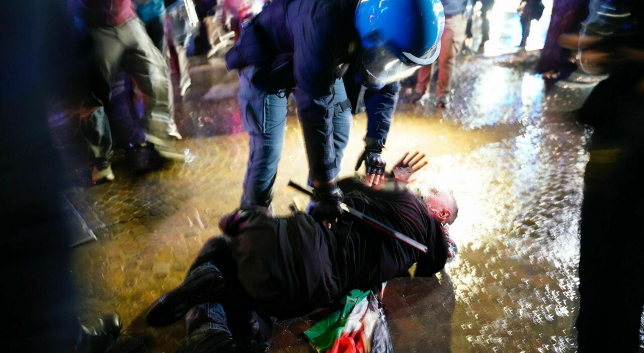 Italia Israele, accesi scontri tra proPal e polizia: lancio di petardi e transenne. Il corteo contenuto con idranti e lacrimogeni. Ferito un carabiniere, giornalista colpito dalla sassaiola Italia Israele, accesi scontri tra proPal e polizia: lancio di petardi e transenne. Il corteo contenuto con idranti e lacrimogeni. Ferito un carabiniere, giornalista colpito dalla sassaiola