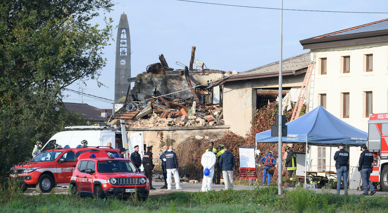 Fanno esplodere una casa e uccidono 3 carabinieri. La strage della follia orchestrata dai fratelli Ramponi e il botto innescato da Maria Luisa Fanno esplodere una casa e uccidono 3 carabinieri. La strage della follia orchestrata dai fratelli Ramponi e il botto innescato da Maria Luisa