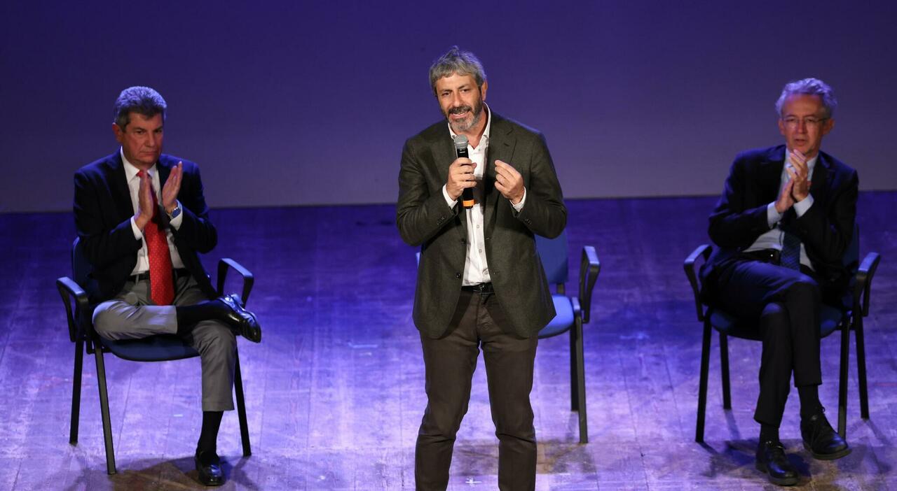 regionali in campania roberto fico presenta la sua lista andate a votare 232 elemento democratico