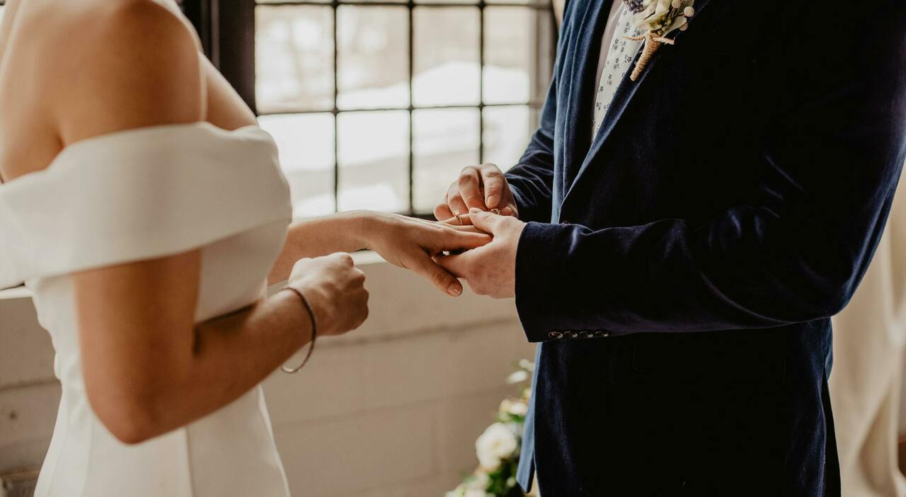 https://statics.cedscdn.it/photos/MED_HIGH/2025/10/15/9128784_15134207_matrimoni_donna_sposata_due_uomini_denuncia_bigamia_montecatini_terme_oggi_15_ottobre_2025.jpg