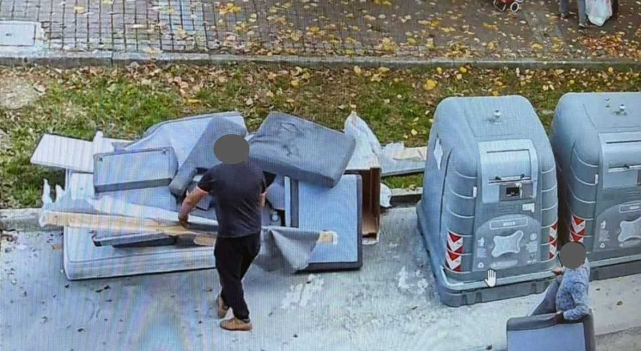 Raccolta differenziata, 7 italiani su 10 «sbagliano senza saperlo». Dai vestiti a scarpe e mozziconi, gli errori più comuni