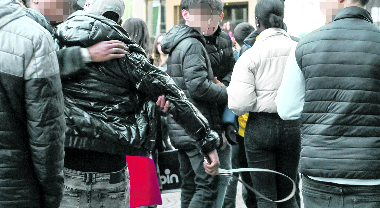 Bullo ai domiciliari dopo le rapine ai minorenni. La mamma di una vittima: «Ora mio figlio è tornato a uscire di casa» Bullo ai domiciliari dopo le rapine ai minorenni. La mamma di una vittima: «Ora mio figlio è tornato a uscire di casa»