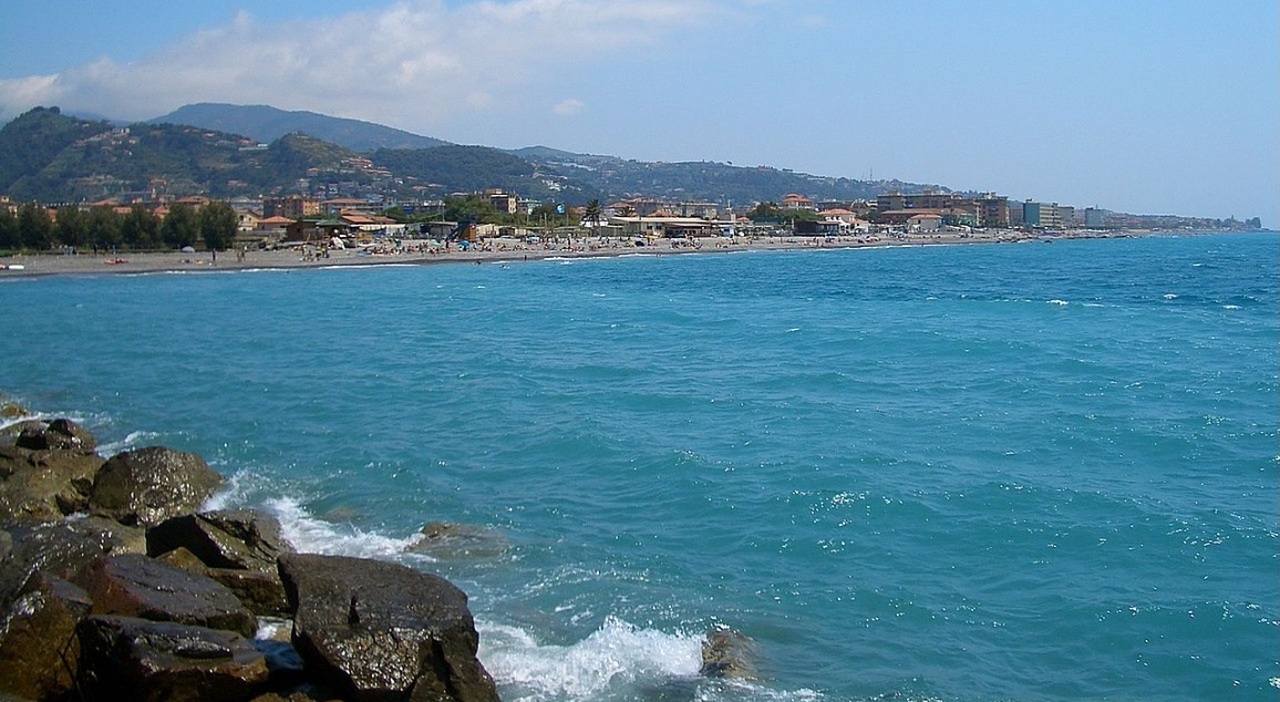 https://statics.cedscdn.it/photos/MED_HIGH/2025/10/16/9130591_16090908_vallecrosia_mare_liguria.jpg