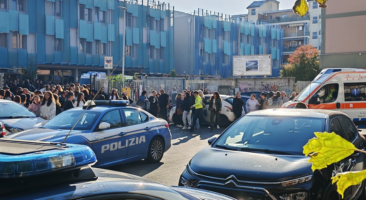 Pescara, evacuato il liceo Marconi: sostanza intossicante dalle condotte di aerazione. Paura e malori per ragazzi e prof. «Concreto pericolo per la salute» Pescara, evacuato il liceo Marconi: sostanza intossicante dalle condotte di aerazione. Paura e malori per ragazzi e prof. «Concreto pericolo per la salute»