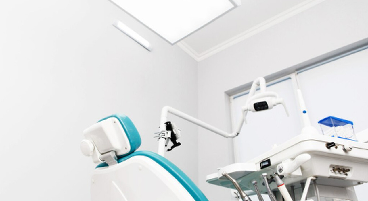 https://statics.cedscdn.it/photos/MED_HIGH/2025/10/16/9131047_16153907_dentista.jpg