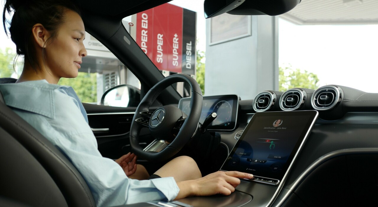 Un'utente sta acquistando un servizio direttamente dallo schermo dell'auto