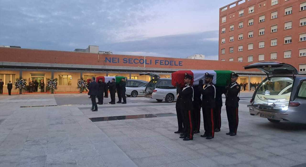 carabinieri morti l ultimo viaggio di valerio dapr224 davide bernardello e marco piffari l arrivo dei feretri e l apertura della camera ardente