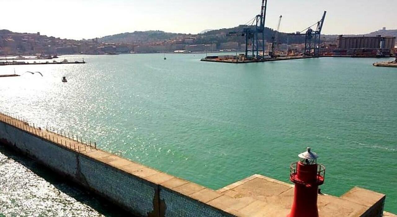 Porto di Ancona, la Lanterna rossa demolita (e ricostruita) ma più vicina alla città Porto di Ancona, la Lanterna rossa demolita (e ricostruita) ma più vicina alla città