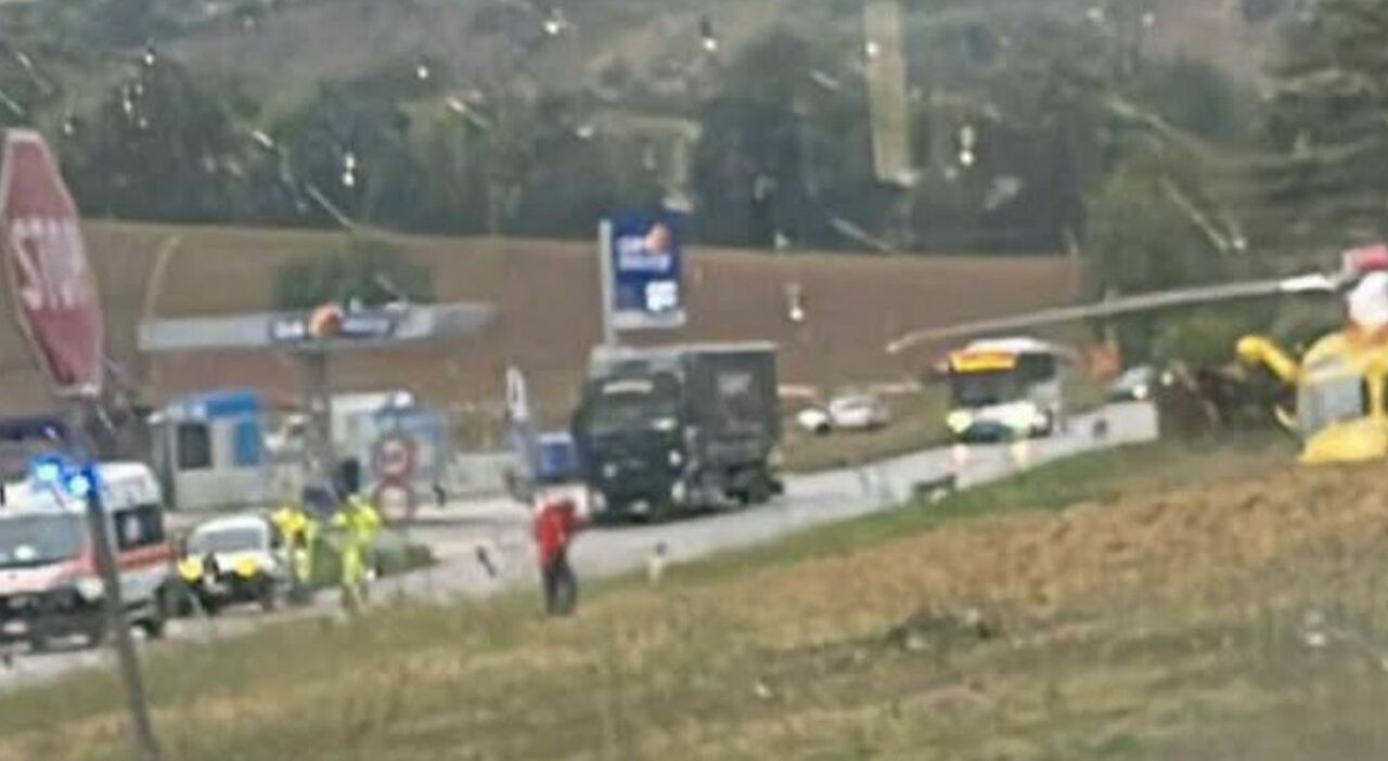 Scooter sotto furgone, gravissimo 14enne vittima di un incidente stradale a San Biagio di Osimo. Strada chiusa al traffico. Notizia in aggiornamento Scooter sotto furgone, gravissimo 14enne vittima di un incidente stradale a San Biagio di Osimo. Strada chiusa al traffico. Notizia in aggiornamento