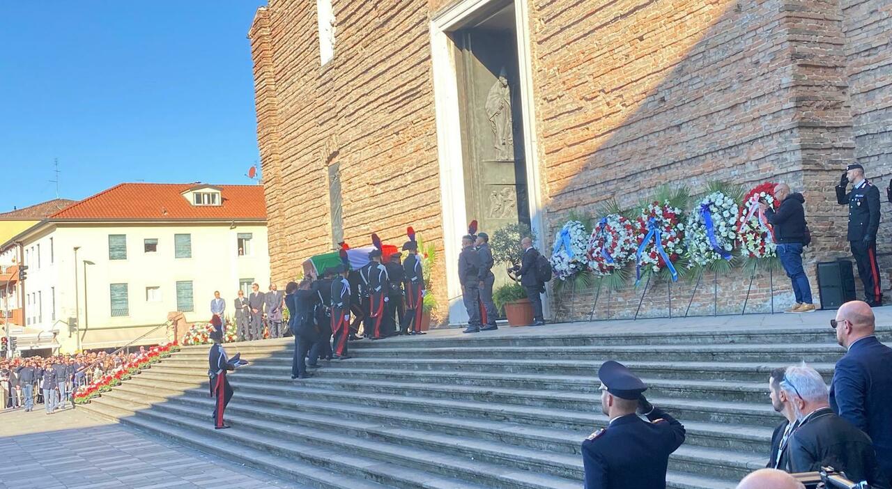 Carabinieri morti, il funerale: a Santa Giustina anche i 27 militari feriti nell Carabinieri morti, il funerale: a Santa Giustina anche i 27 militari feriti nell