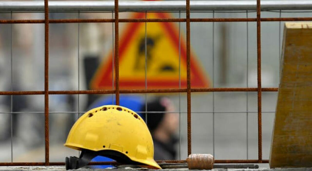 Mugnano, operaio precipita dal tetto di un capannone: morto 63enne Mugnano, operaio precipita dal tetto di un capannone: morto 63enne