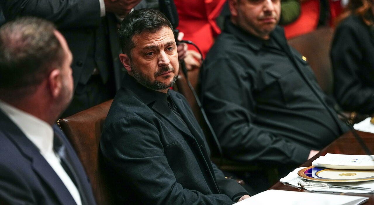 Zelensky, il look con la giacca nera alla Casa Bianca. Trump lo promuove: «Davvero bella, mi piace molto» Zelensky, il look con la giacca nera alla Casa Bianca. Trump lo promuove: «Davvero bella, mi piace molto»