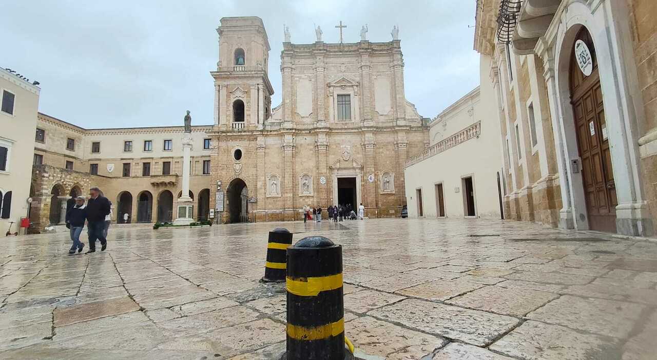 Stop al parcheggio selvaggio: piazza Duomo torna a splendere e ora si pensa ai dissuasori Stop al parcheggio selvaggio: piazza Duomo torna a splendere e ora si pensa ai dissuasori