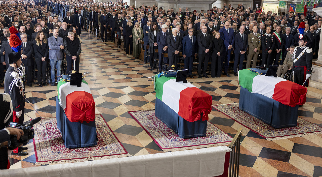 Carabinieri morti, in 5mila ai funerali di Stato. Mons Saba: «Duro, doloroso e umanamente incomprensibile». Crosetto: «I vostri nomi incisi sulla roccia» Carabinieri morti, in 5mila ai funerali di Stato. Mons Saba: «Duro, doloroso e umanamente incomprensibile». Crosetto: «I vostri nomi incisi sulla roccia»